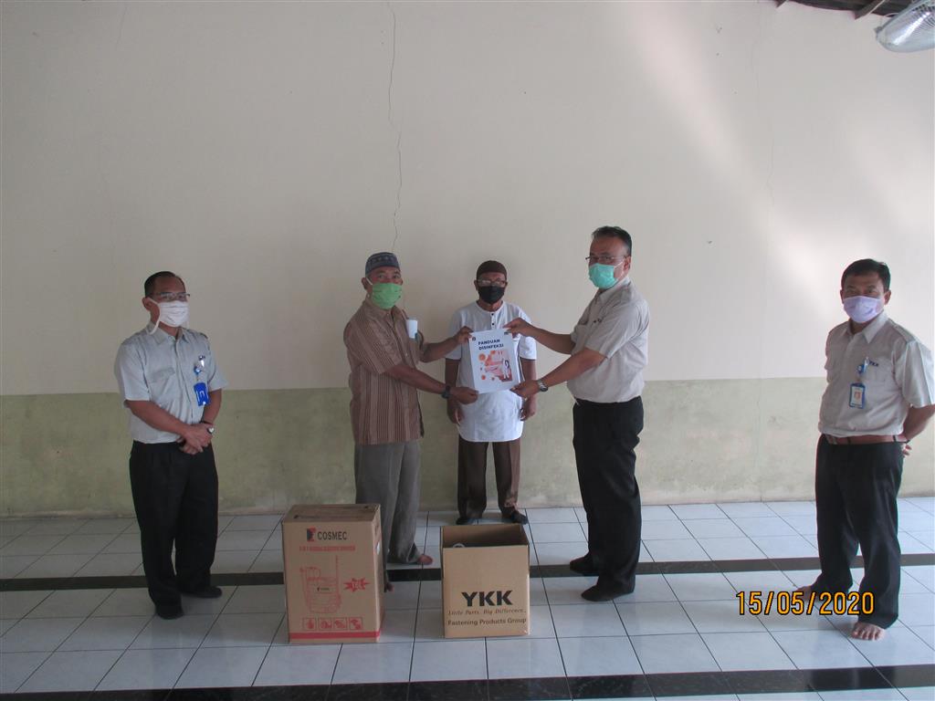 YKK Indonesia Giving Out Care Packs to Community - YKK