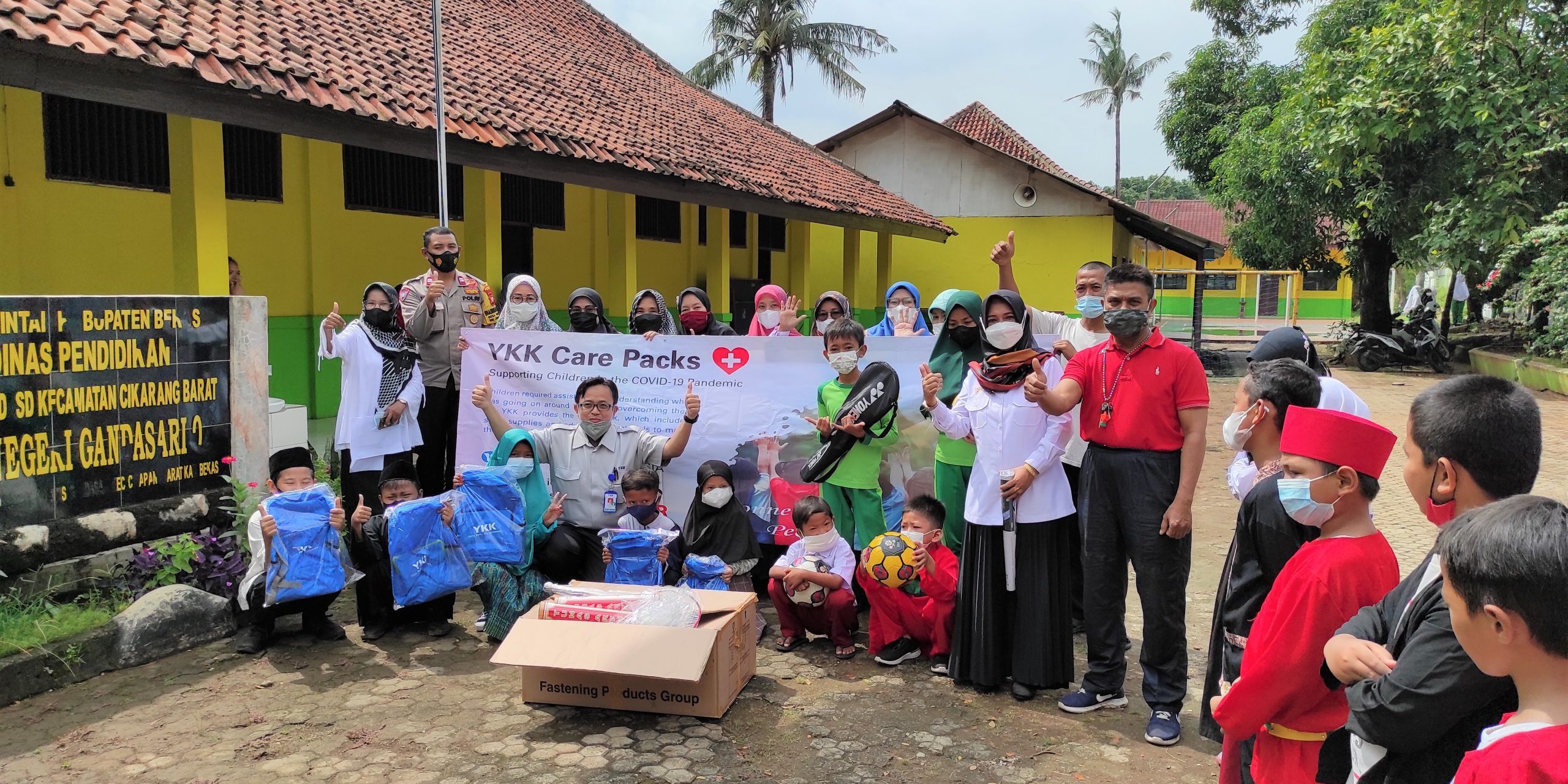 YKK Care Pack distribution at SD NEGERI GANDASARI 02 YKK Care Pack distribution at SD NEGERI GANDASARI 02