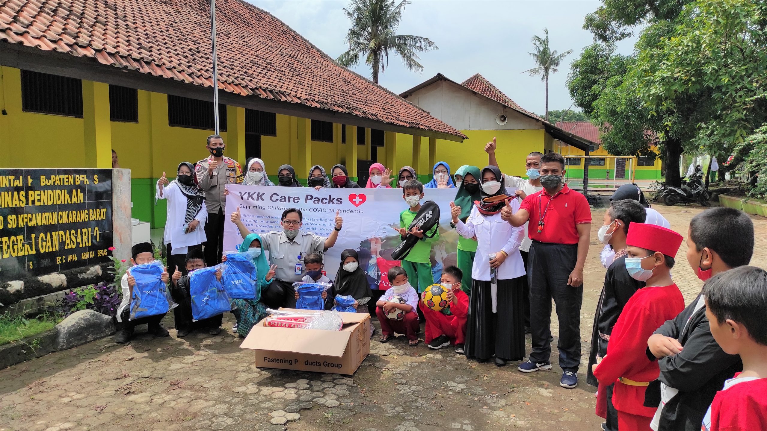YKK Care Pack distribution at SD NEGERI GANDASARI 02 YKK Care Pack distribution at SD NEGERI GANDASARI 02