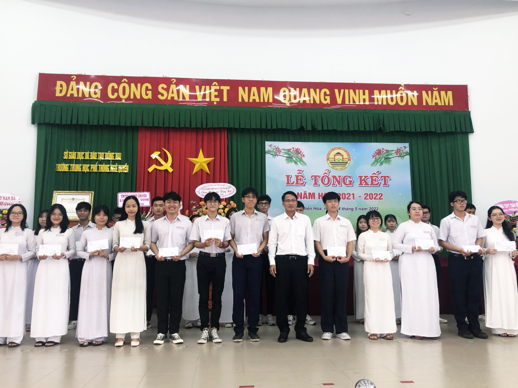 YKK Vietnam Provides Scholarships for Students of Ngo Quyen High School ...