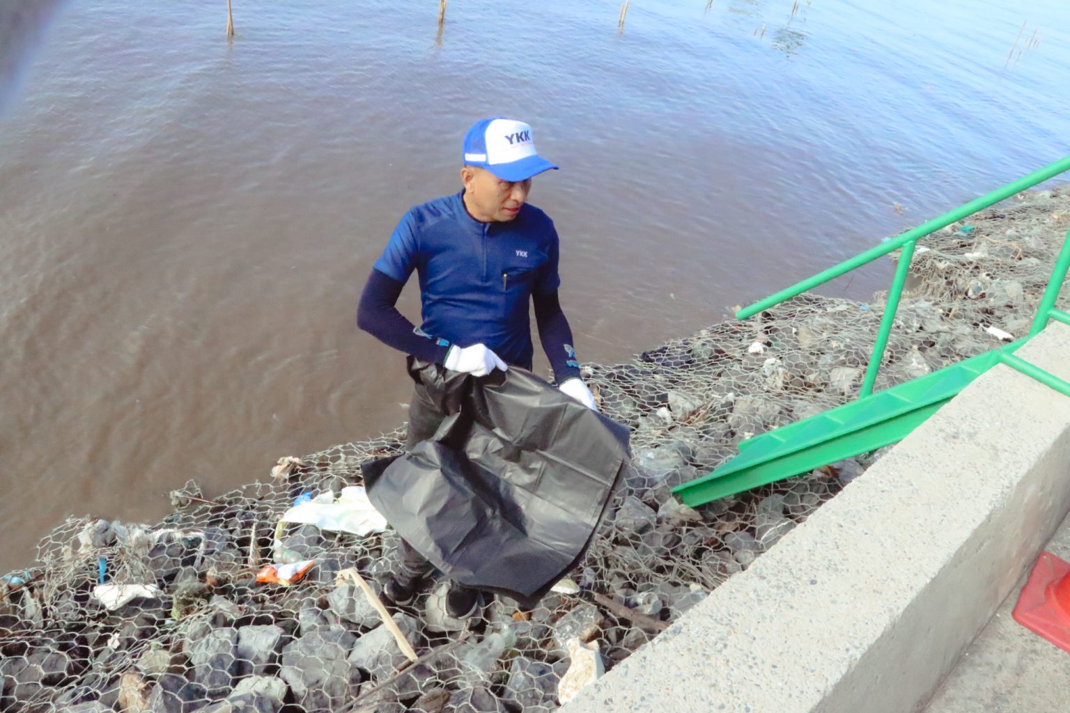 YKK Thailand Joins Costal Cleanup Efforts at Bangpoo Sea - YKK