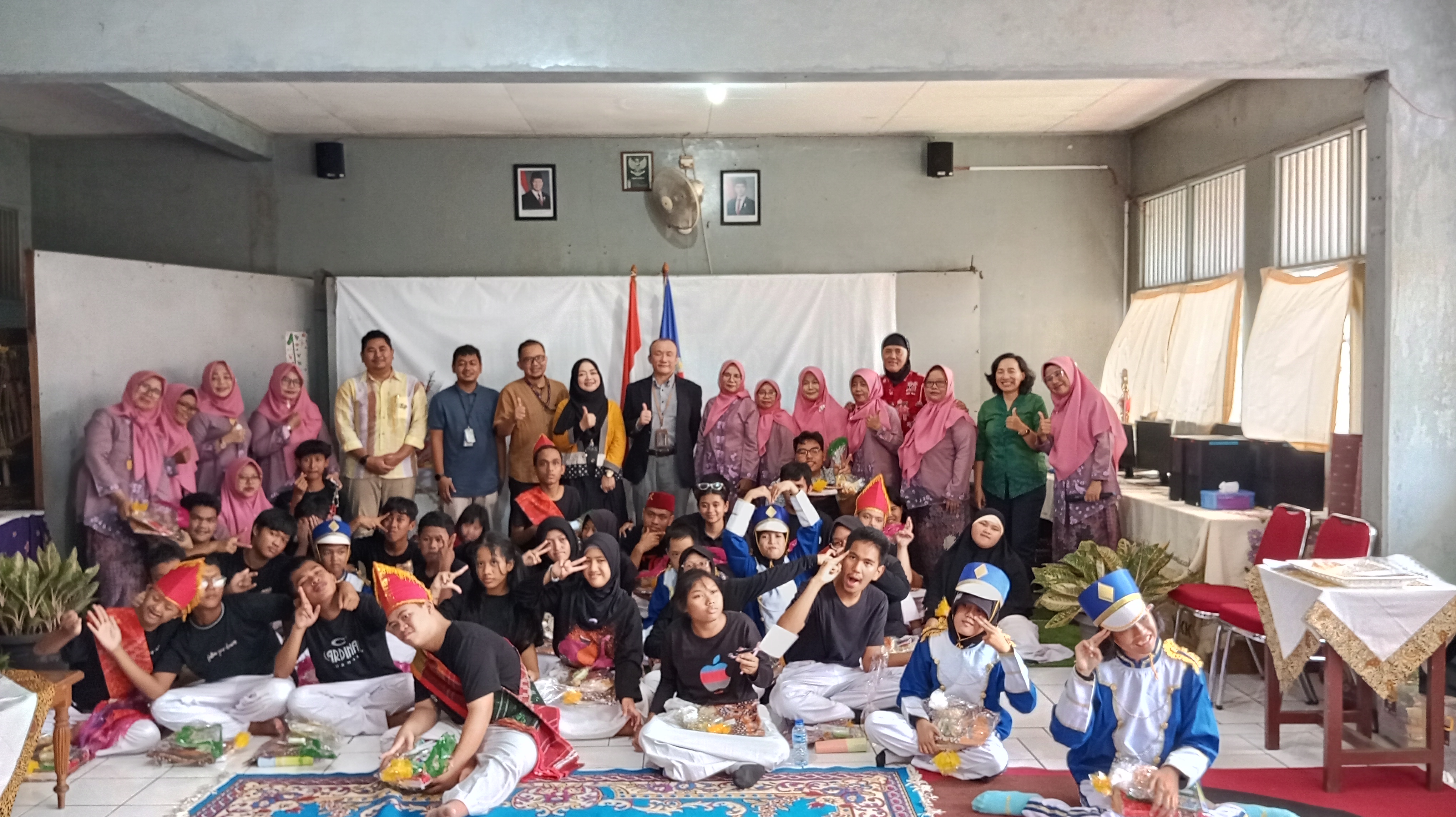 YKKIDN_Nur Abadi Foundation_1 Group photo of YKK Indonesia team and Nur Abadi Foundation