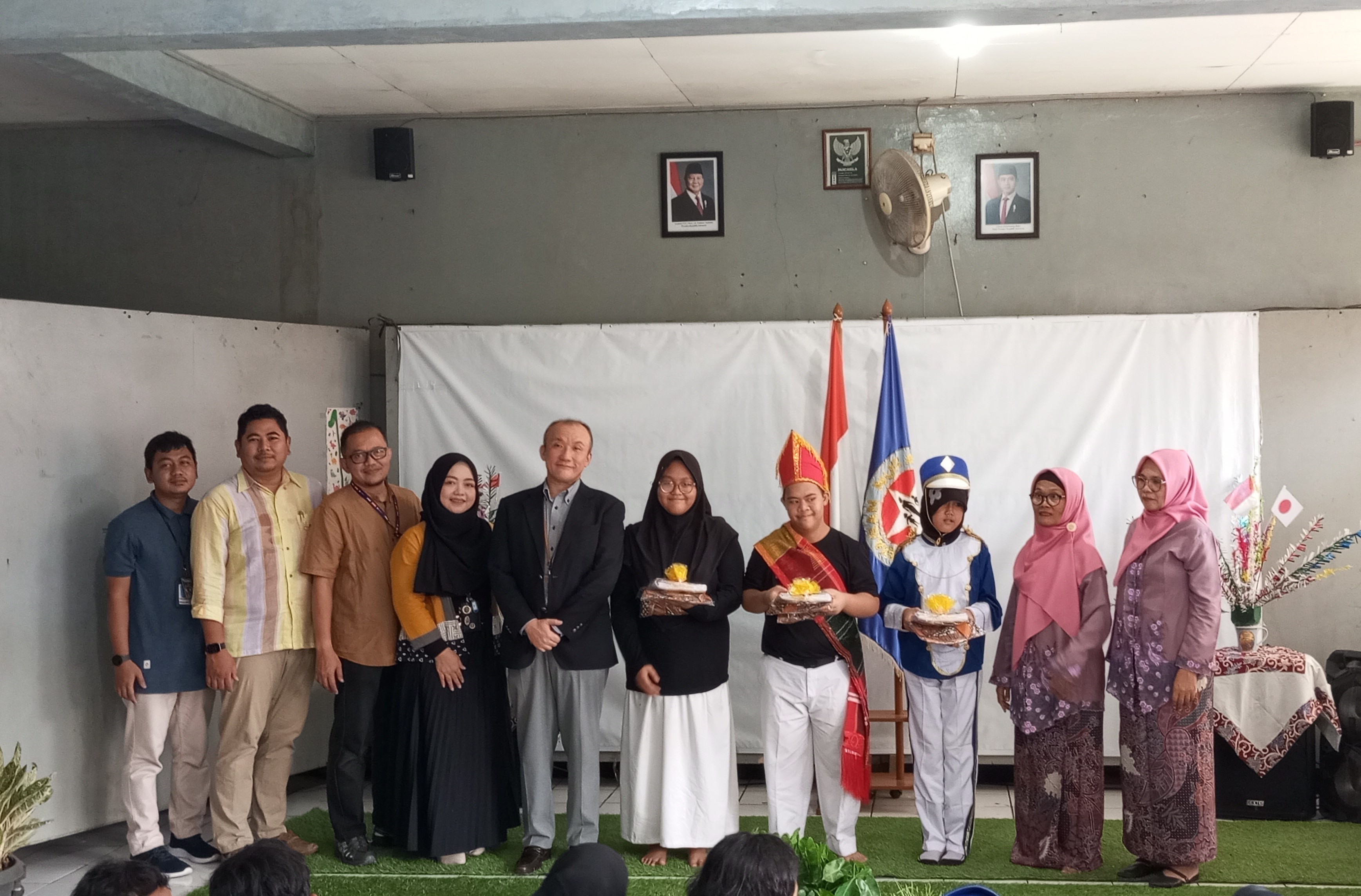 YKKIDN_Nur Abadi Foundation_2 Group photo 2 of YKK Indonesia team and Nur Abadi Foundation