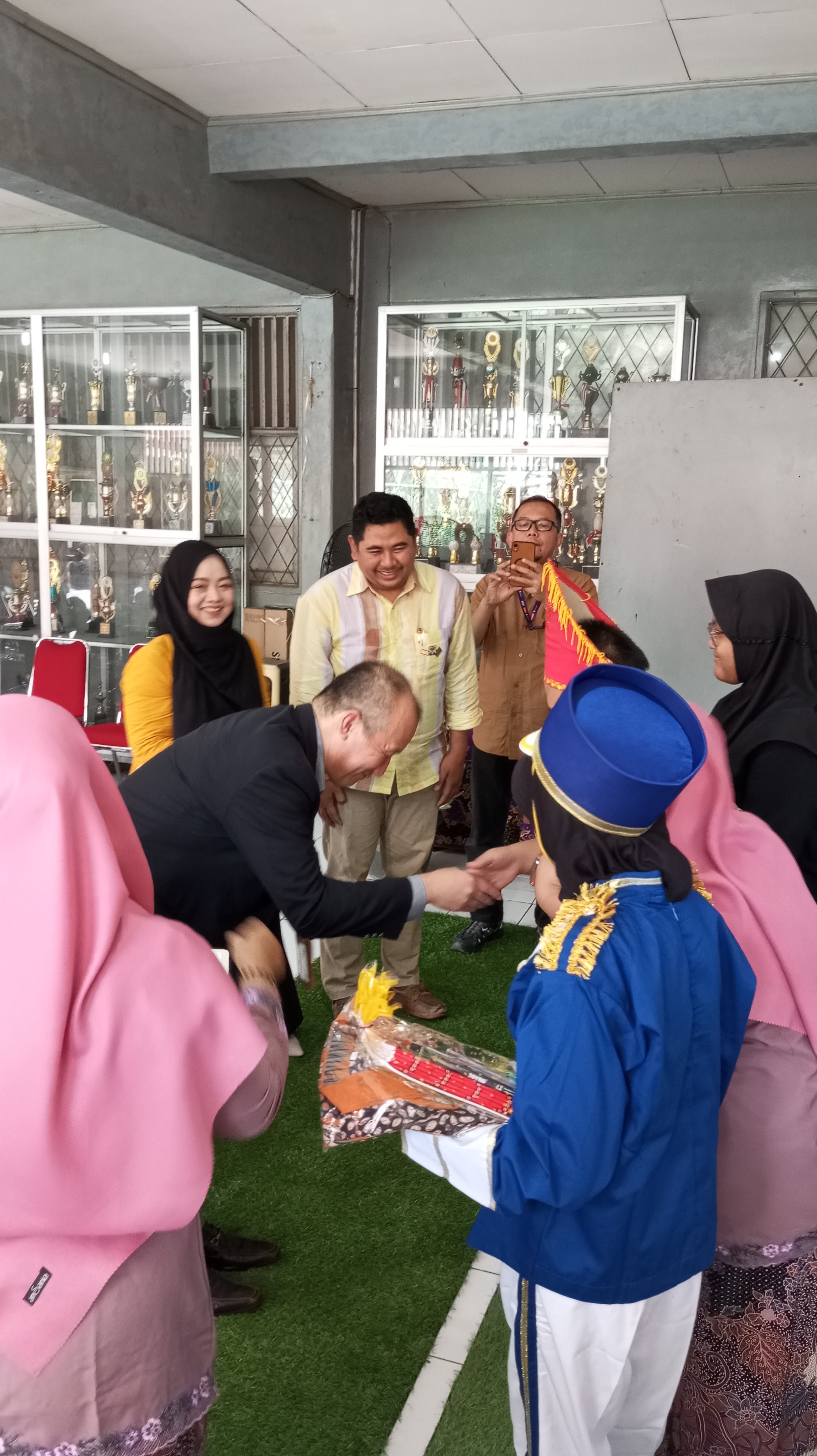 YKKIDN_Nur Abadi Foundation_4 YKK Indonesia Managing Director handshake with Nur Abadi Foundation staff