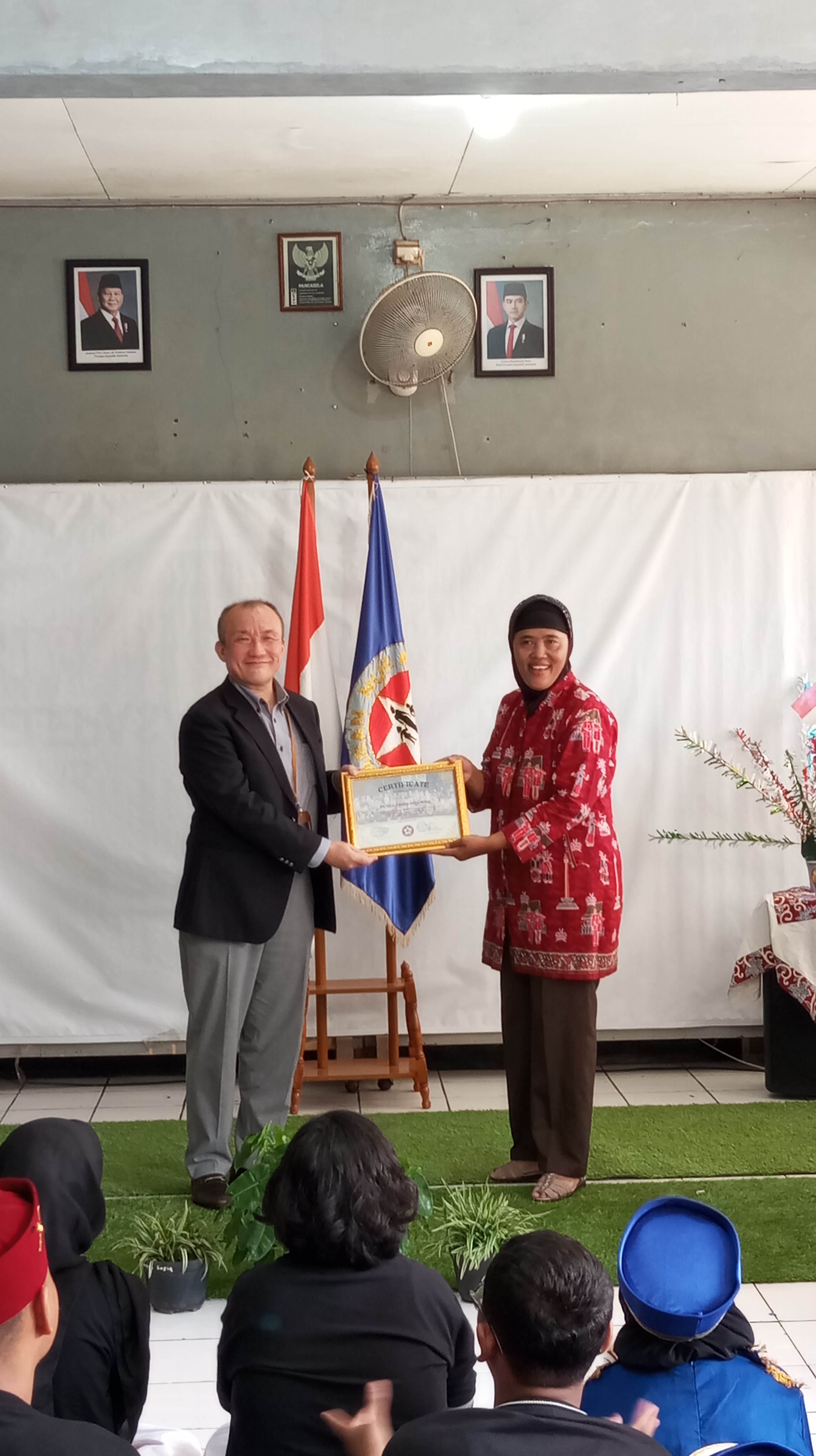 YKKIDN_Nur Abadi Foundation_3 YKK Indonesia Managing Director receving a certificate from Nur Abadi Foundation Director