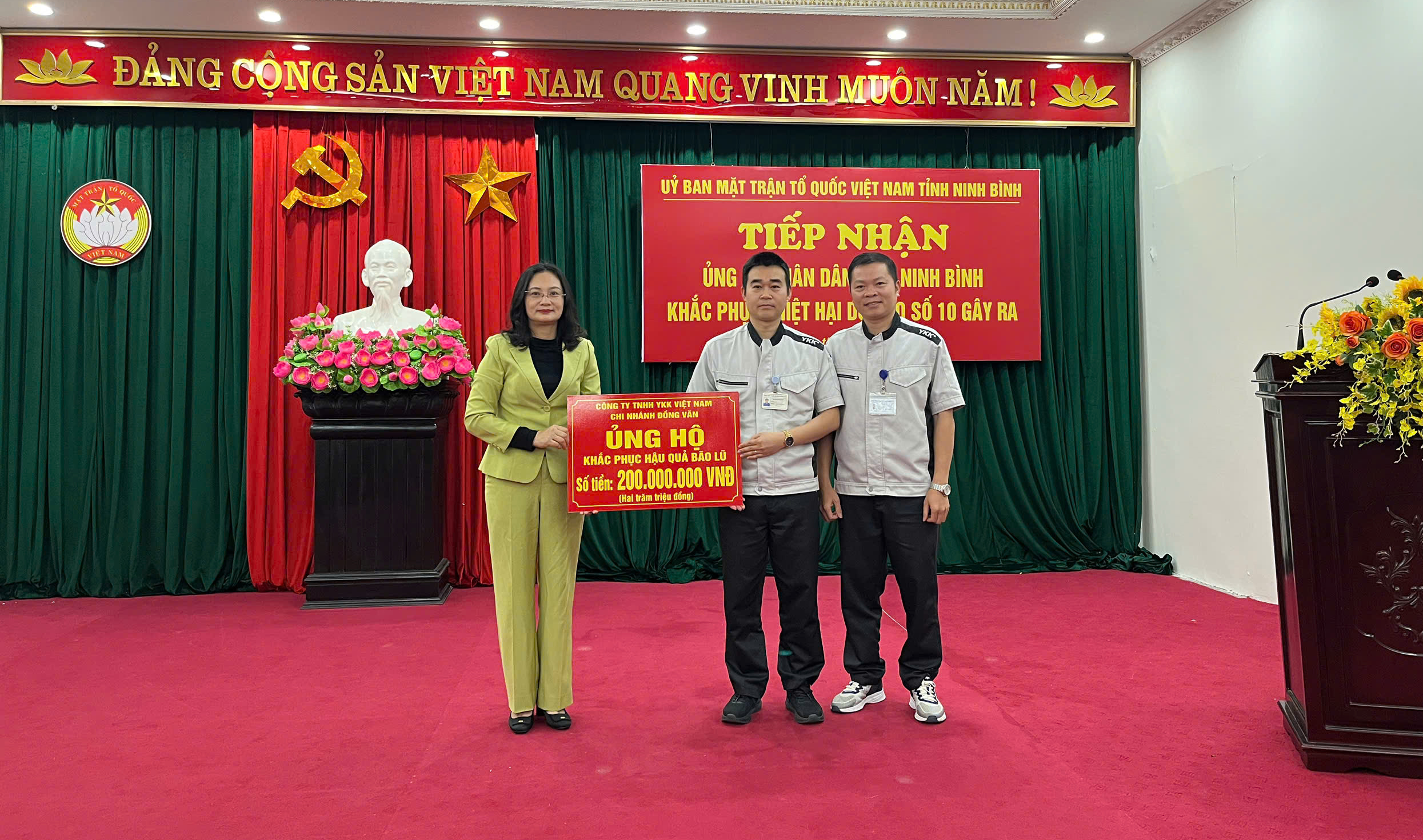 YKK VNM CSR2025-02 (1) Cropped YKK Vietnam team presenting a donation to support Ninh Binh communities affected by recent tropical storms