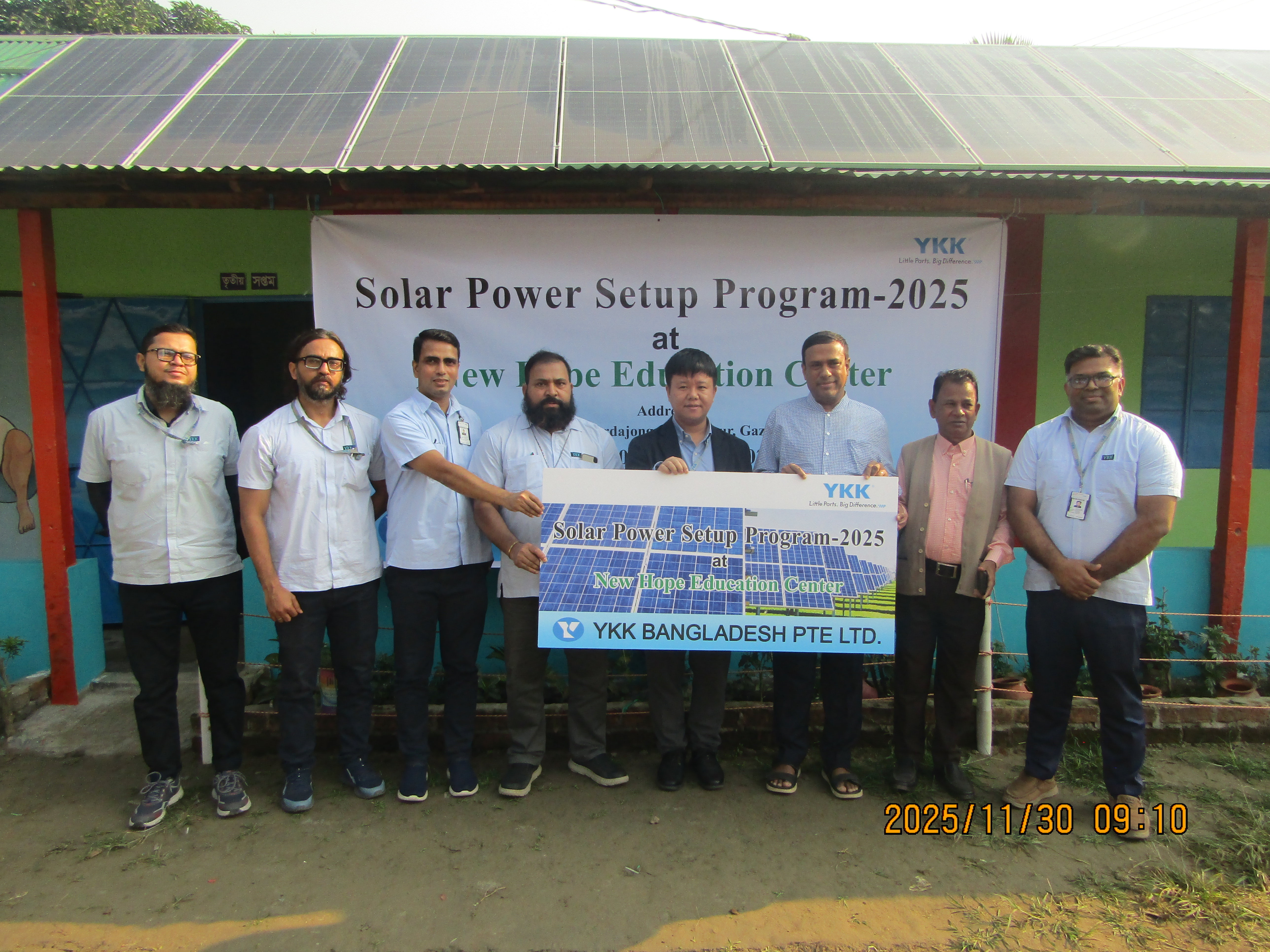 1. Solar Power Setup Program 20251130 group photo in front of solar panels