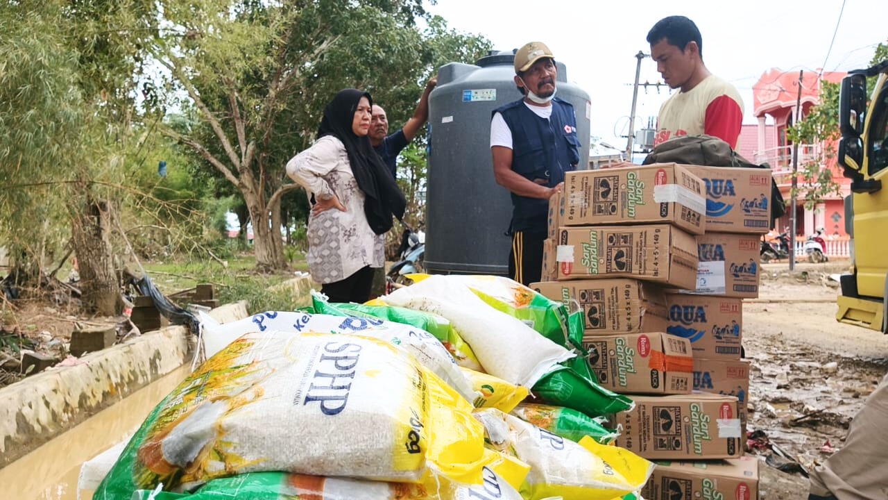 zipco csr2 photo of a group of people in front of donation items