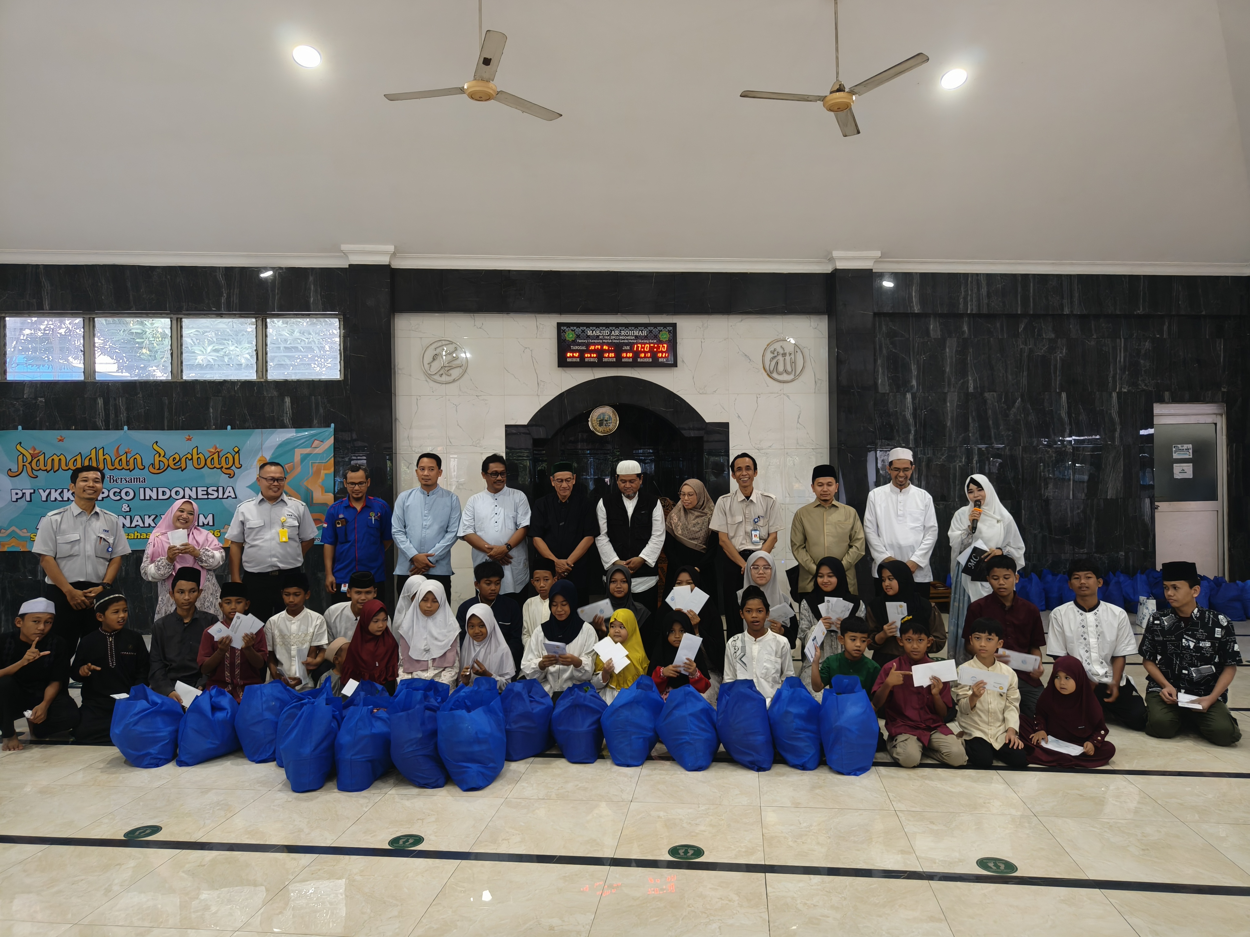 CSR 2 Saroto 1 group photo with members of YKK Zipco Indonesia and orphans who attended the ramadan sharing